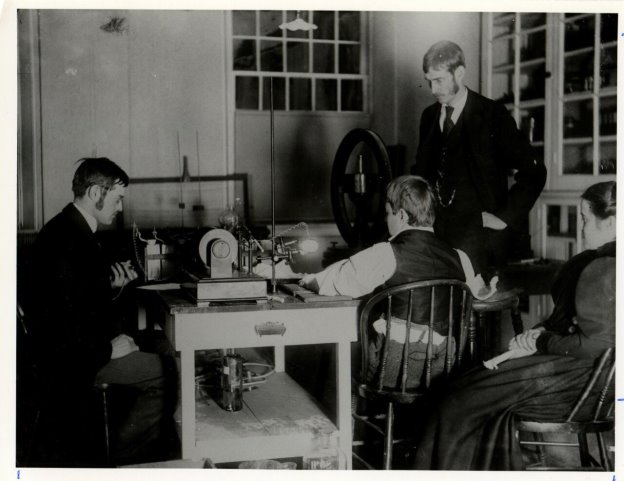 Американские врачи братья Эдвин (слева) и Гилман Фрост впервые диагностируют перелом запястья у 14-летнего пациента Эдди Маккарти с помощью Х-лучей.  Этот опыт они описали в научных изданиях с указанием, что использовали лампу Пулюя. Фото 3 февраля 1896 года, Дартмутский медицинский колледж, Ганновер, США (Фото: DR)